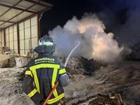 Confinado un incendio en una parcela de reciclaje de madera y restos de poda en San Fernando de Henares