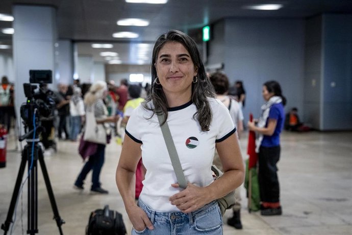 La portavoz de Más Madrid en la Asamblea, Manuela Bergerot, en la recepción a voluntarios de la flotilla en el aeropuerto Adolfo Suárez Madrid-Barajas