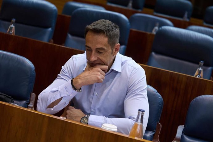 Archivo - El diputado de Más Madrid en la Asamblea de Madrid, Emilio Delgado, durante una sesión plenaria en la Asamblea de Madrid