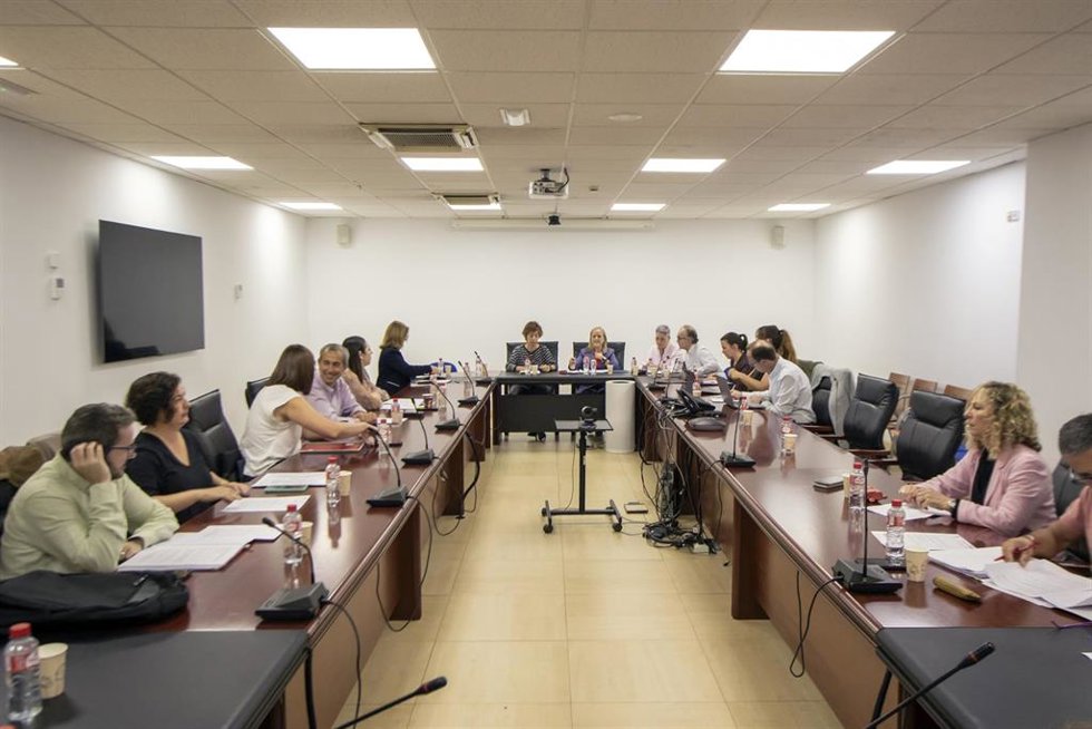Mesa de negociación Gobierno de Cantabria-sindicatos sobre los presupuestos autonómicos de 2026