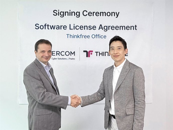 Christophe Thomas, Head of Product at Ercom (left), and DeeKay Kim, CEO of Thinkfree (right)