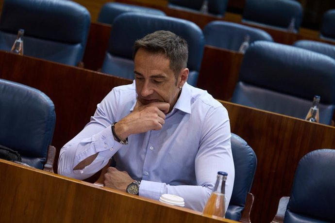 Archivo - Arquivo - Más O deputado de Madri na Assembleia de Madri, Emilio Delgado, durante uma sessão plenária na Assembleia de Madri, em 5 de junho de 2025, em Madri (Espanha). Menores estrangeiros desacompanhados, lares de idosos na pandemia