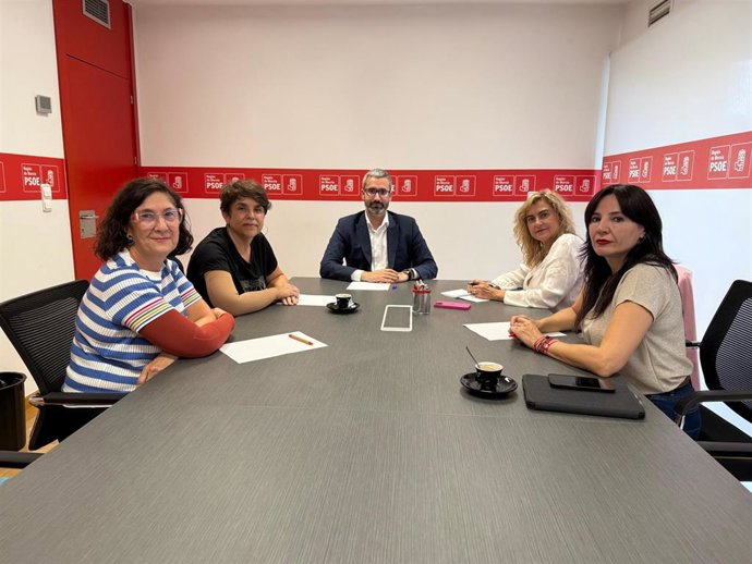 El secretario general del PSRM, Francisco Lucas, se reúne con la Asociación Amiga, junto a la viceportavoz del Grupo Parlamentario Socialista, Marisol Sánchez