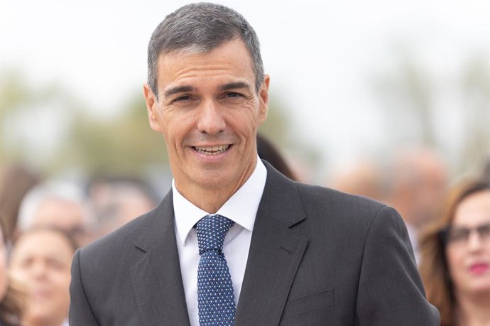 El presidente del Gobierno, Pedro Sánchez, a su llegada al acto de colocación de la primera piedra de las obras del desarrollo urbanístico Retamar de la Huerta, a 30 de septiembre de 2025, en Alcorcón, Madrid (España). Retamar de la Huerta es un nuevo bar