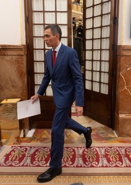 El presidente del Gobierno, Pedro Sánchez, a su salida de una sesión de Control al Gobierno, en el Congreso de los Diputados, a 7 de octubre de 2025, en Madrid (España). El pleno del Congreso vota hoy el embargo de armas a Israel después de que se debatie