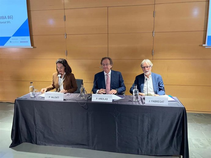 (I-D) La directora de Esade Alumno, Patricia Valentí; el consejero delegado de Colonial SFL, Pere Viñolas, y el doctor Jordi Fabregat.