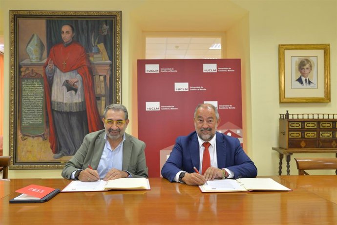 El consejero de Sanidad, Jesús Fernández, y el recto de la Universidad, Julián Garde, durante la firma del convenio.