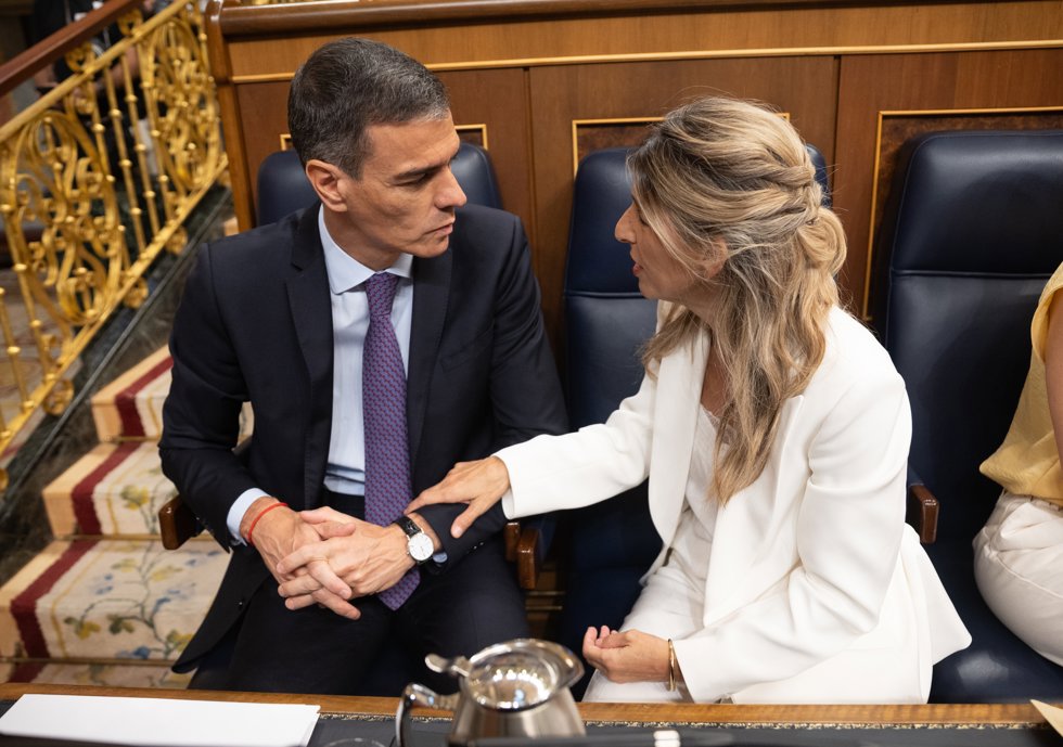 El presidente del Gobierno, Pedro Sánchez y la vicepresidenta segunda y ministra de Trabajo, Yolanda Díaz, durante un pleno extraordinario, en el Congreso de los Diputados, a 9 de julio de 2025, en Madrid (España).