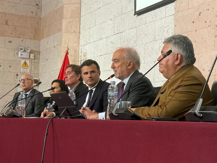 El alcalde de Cádiz, Bruno García, en el Congreso de la Lengua en Arequipa.
