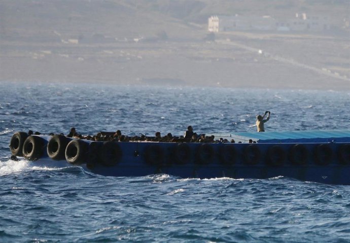 Archivo - Imagen de archivo de un grupo de migrantes en aguas de Grecia.