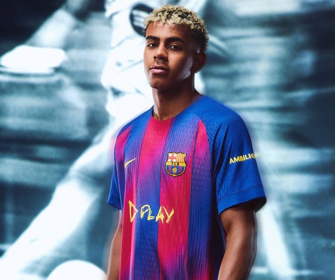 Lamine Yamal con la camiseta que lucirá el Barça en El Clásico.