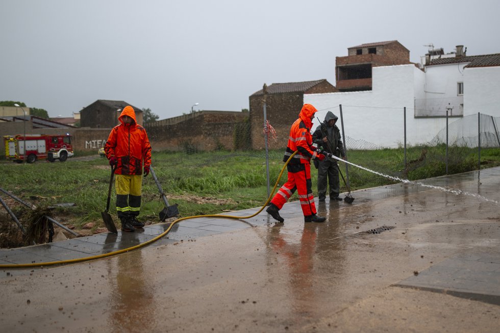 Miembros de protección civil trabajan durante las lluvias, a 13 de octubre de 2025, en Santa Bárbara, Tarragona, Catalunya (España).