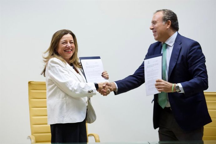 La consejera de Desarrollo Educativo, María del Carmen Castillo, con el presidente del Clúster Audiovisual y de Contenidos Digitales de Andalucía, Gustavo Fuentes.