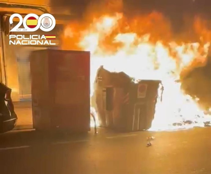 Contenedores ardiendo cerca de la plaza París de Palma.