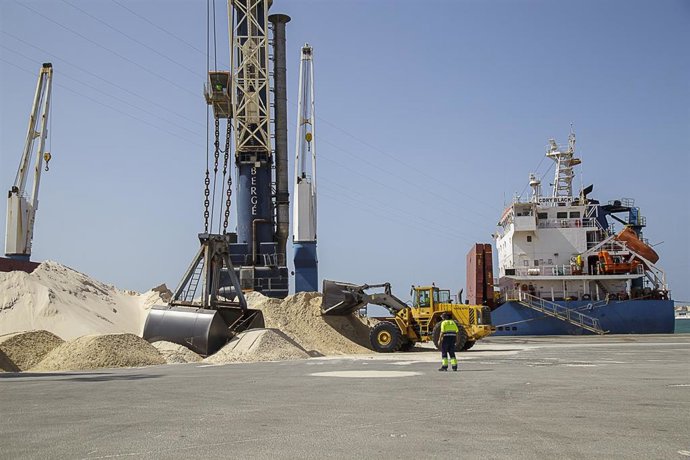 Trabajos de carga de mercancía en el Puerto de Cádiz.