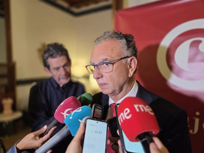 El delegado del Gobierno en Extremadura atiende a los medios.