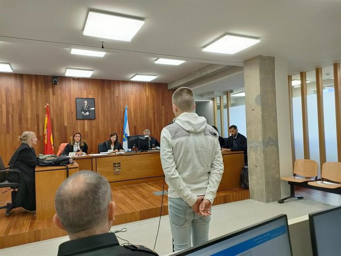Juicio contra el joven que apuñaló a otro durante el Carnaval de Verano de Redondela, en agosto de 2024. Finalmente, el acusado aceptó la pena de 3 años y 9 meses de prisión en una vista de conformidad,