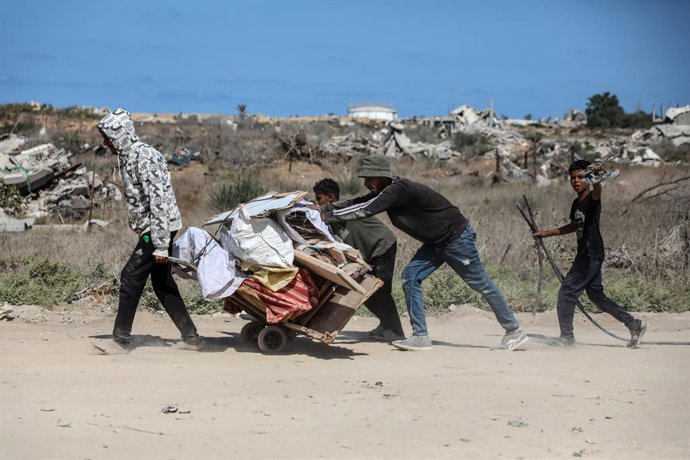 GAZA, 12 de outubro de 2025 -- Palestinos carregando seus pertences voltam para o norte ao longo da estrada Salah al-Din, no centro da Faixa de Gaza, em 11 de outubro de 2025. Os palestinos desalojados começaram a retornar da parte sul da Faixa de Gaza pa