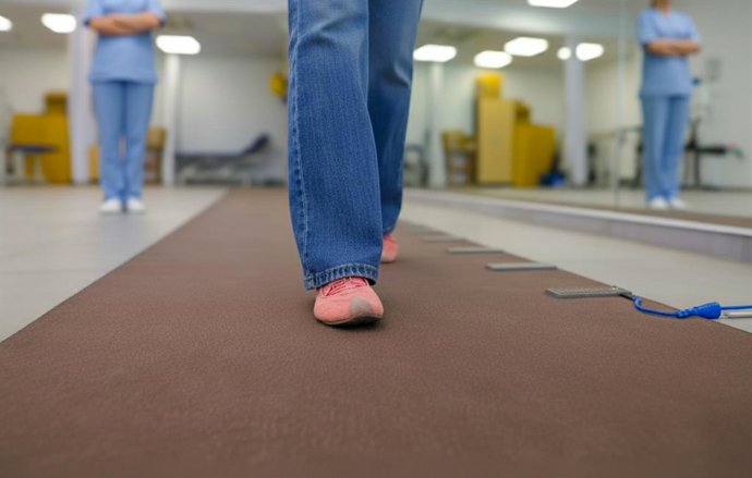 Paciente caminando en el pasillo electrónico del Hospital Virgen Macarena de Sevilla en imagen de archivo.