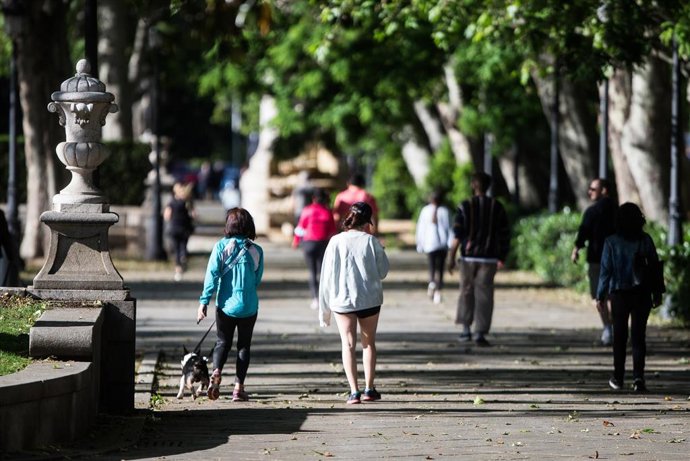 Archivo - Transeúntes caminando y haciendo deporte por la calle del Prado