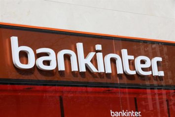 Archivo - Letrero del banco Bankinter en una de sus oficinas de la capital tras el anuncio de que algunas entidades bancarisa adelantarán  adelantado el pago de las pensiones a sus clientes para que no se produzcan aglomeraciones en las oficinas y así evi