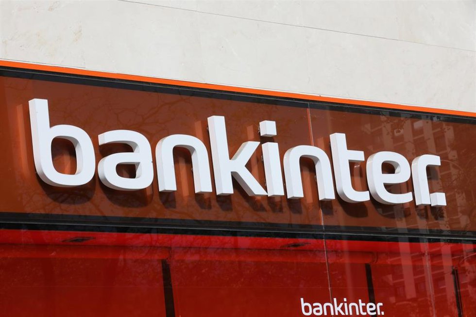 Archivo - Letrero del banco Bankinter en una de sus oficinas de la capital tras el anuncio de que algunas entidades bancarisa adelantarán  adelantado el pago de las pensiones a sus clientes para que no se produzcan aglomeraciones en las oficinas y así e