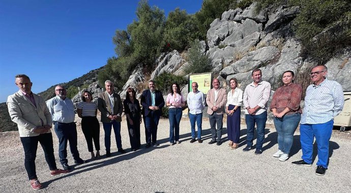 El portavoz del PSOE en la Diputación de Málaga, Josele González, y la portavoz socialista en Benaoján, Soraya García, han reclamado a la institución provincial que ejecute un plan de adecuación y mejora del entorno y del acceso a la Cueva de la Pileta.