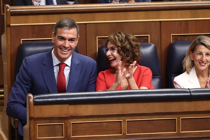 El presidente del Gobierno, Pedro Sánchez, y la vicepresidenta primera y ministra de Hacienda, María Jesús Montero, durante una sesión de Control al Gobierno, en el Congreso de los Diputados, a 7 de octubre de 2025, en Madrid (España). El pleno del Congre