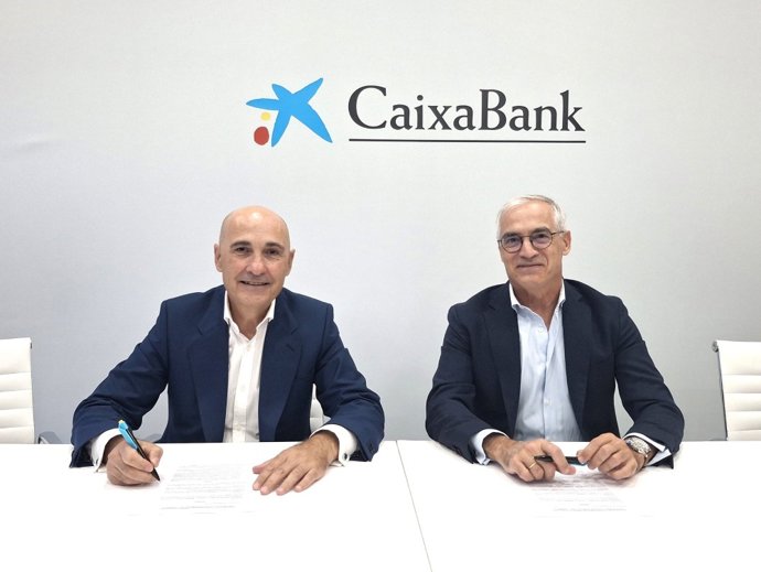 El director de AgroBank, Jaime Campos, y el director general de la FEV, José Luis Benítez.