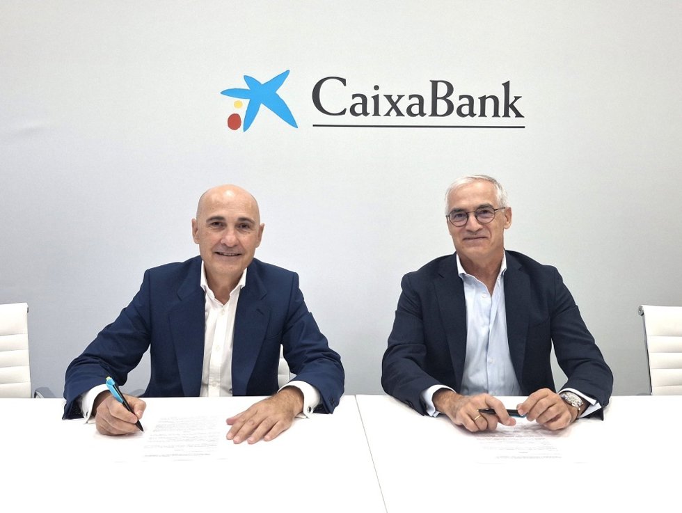 El director de AgroBank, Jaime Campos, y el director general de la FEV, José Luis Benítez.