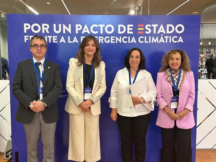 La catedrática de Ecología de la ULE, León Leonor Calvo (centro derecha), con la rectora d la ULE, Nuria González (centro izquierda), en la Convención por un Pacto de Estado frente a la Emergencia Climática que se celebra en Ponferrada (León).