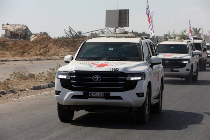 Vehículos del Comité Internacional de la Cruz Roja (CICR) trasladan a rehenes liberados por Hamás en la Franja de Gaza tras el acuerdo de alto el fuego con Israel (archivo)
