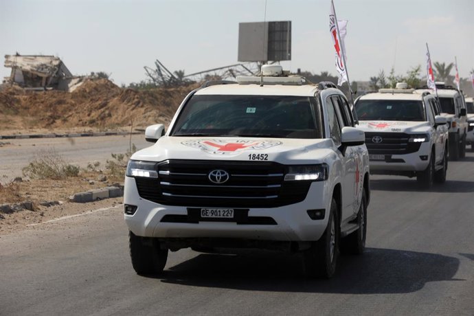 13 de outubro de 2025, Deir El-Balah, Faixa de Gaza, Território Palestino: Veículos do Comitê Internacional da Cruz Vermelha (CICV) saem com o segundo lote de reféns israelenses libertados pelo Hamas no sul de Deir el-Balah, na região central da Faixa de 