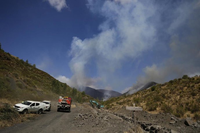 Archivo - Efectivos trabajan en el incendio Fasgar, visto desde Tremor de Arriba, a 28 de agosto de 2025, en Tremor de Arriba, Igüeña, León, Castilla y León (España)
