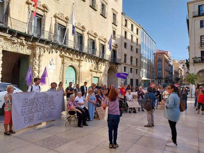 Una concentración frente al Ayuntamiento pide la reapertura del servicio de estancias diurnas en Alicante