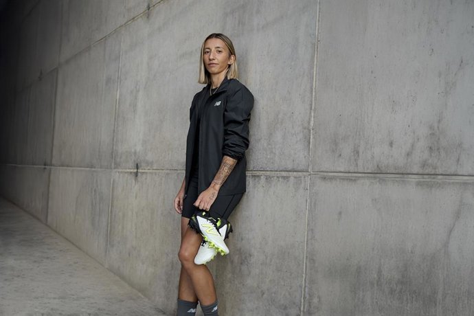 La futbolista del Real Madrid Sheila García, embajadora de New Balance, presenta el último modelo de botas Tekela v5.