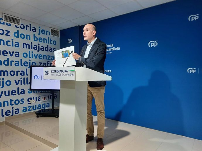 El portavoz del PP de Extremadura, José Ángel Sánchez Juliá, en rueda de prensa en Mérida