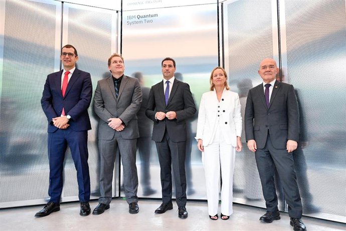 El Lehendakari, Imanol Pradales, la diputada general de Gipuzkoa, Eider Mendoza, el CEO de IBM España, Horacio Morell, y el vicepresidente de IBM Quantum, Jay Gambetta, durante la inauguración del primer IBM Quantum System Two de Europa