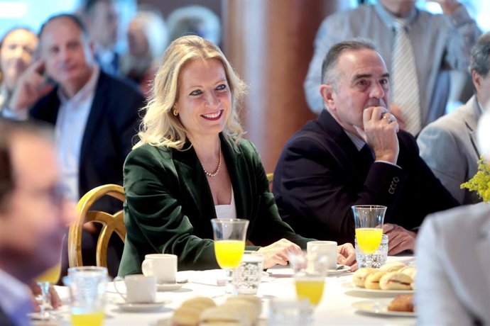 La presidenta de la FVMP y alcaldesa de Xirivella, Paqui Bartual, junto al vicepresidente segundo de la Generalitat y conseller para la Recuperación Económica y Social, Francisco José Gan Pampols, en el Fórum Europa Tribuna Mediterránea.