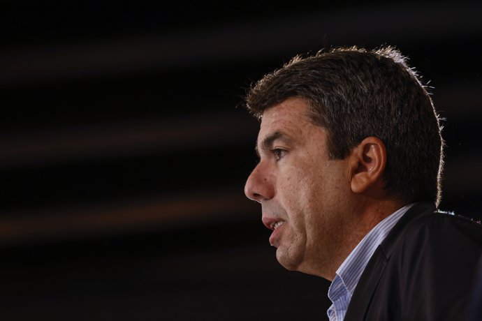 El presidente de la Generalitat valenciana, Carlos Mazón, durante una rueda de prensa, en el Palau de la Generalitat, a 14 de octubre de 2025, en Valencia, Comunidad Valenciana (España).