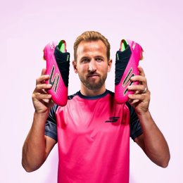 El delantero inglés del Bayern de Múnich Harry Kane apadrina el lanzamiento del Flair Pack de fútbol de Skechers.