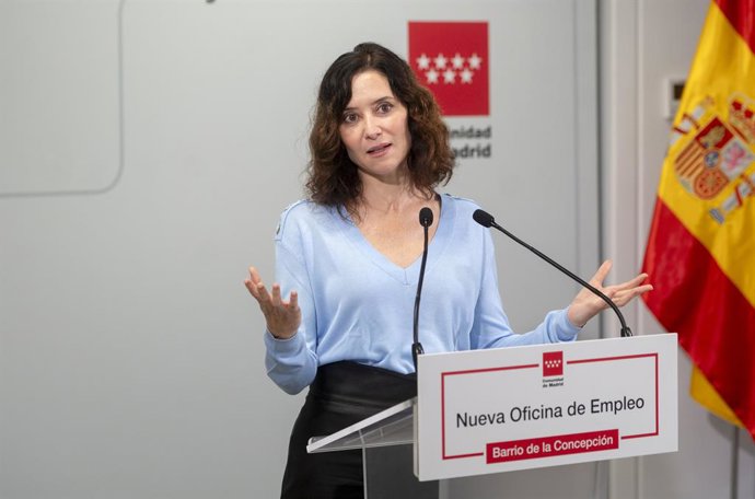 A Presidente da Comunidade de Madri, Isabel Díaz Ayuso, durante a inauguração do novo Escritório de Emprego no Barrio de la Concepción, em 14 de outubro de 2025, em Madri (Espanha). A inauguração desse novo escritório faz parte do plano de