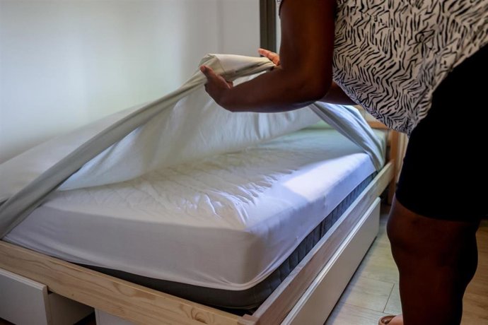 Archivo - Una empleada de hogar haciendo una cama