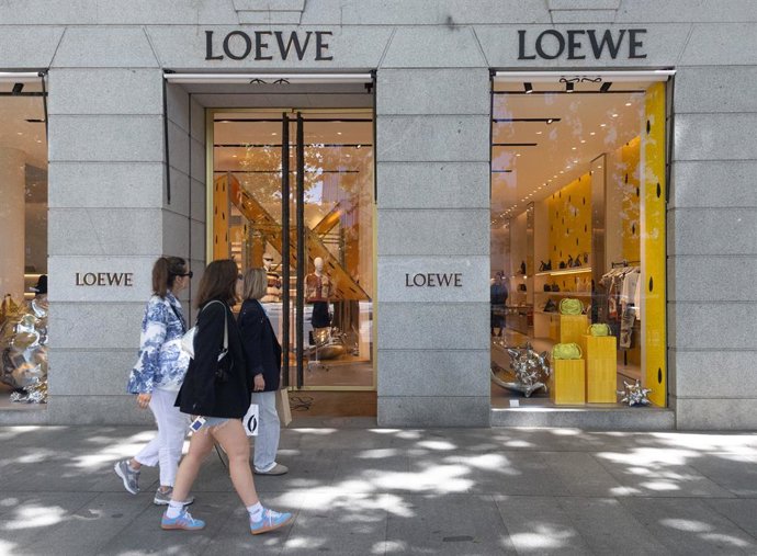 Archivo - Arquivo - Pessoas passam por uma loja Loewe na Golden Mile de Madri em 3 de maio de 2024, em Madri, Espanha.