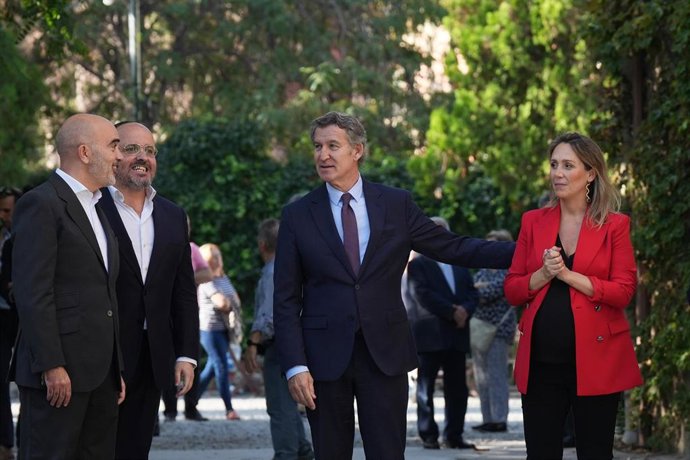 (I-D) El presidente del PP de Catalunya, Alejandro Fernández; el presidente del PP, Alberto Núñez Feijóo, y la vicesecretaria de Coordinación Sectorial del PP, Alma Ezcurra, durante una acto en Barcelona