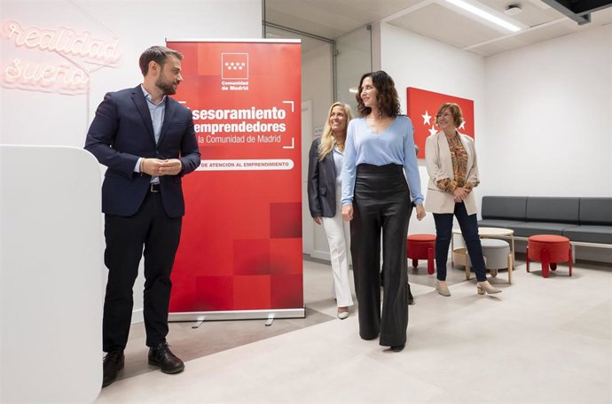 La presidenta de la Comunidad de Madrid, Isabel Díaz Ayuso, durante la inauguración de la nueva Oficina de Empleo del Barrio de la Concepción, a 14 de octubre de 2025, en Madrid (España).