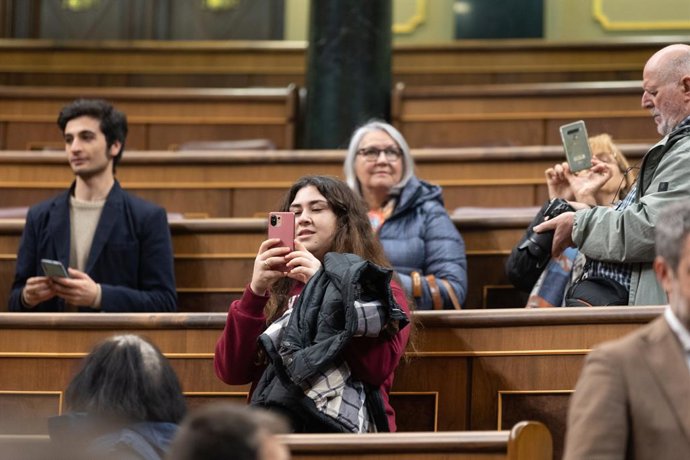 Archivo - Asistentes toman fotografías del hemiciclo durante la Jornada de Puertas Abiertas en el Congreso de los Diputados, a 1 de diciembre de 2023, en Madrid (España). Las jornadas de Puertas Abiertas en el Congreso de los Diputados se organizan desde 