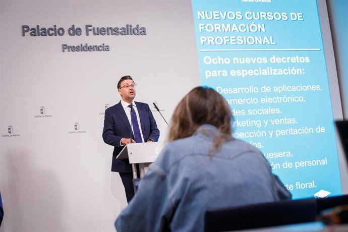 El consejero de Educación, Cultura y Deportes, Amador Pastor, informa en rueda de prensa, de los asuntos del Consejo de Gobierno relacionados con su departamento.