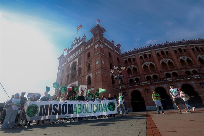 Archivo - Imagen de archivo de una manifestación antitaurina de PACMA en la plaza de toros de Las Ventas