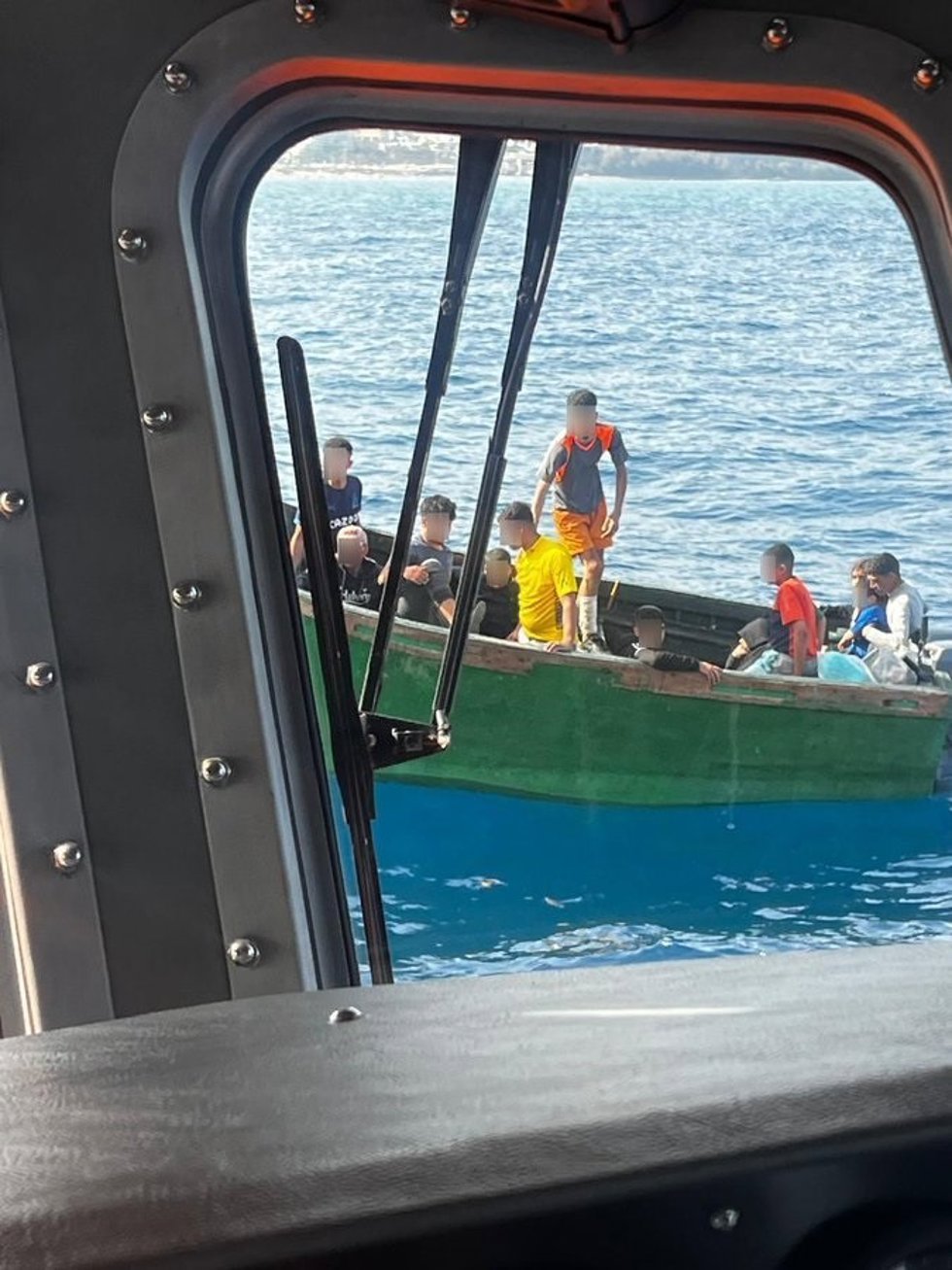 Archivo - Salvamento Marítimo rescata una patera con 14 personas en aguas próximas a la isla de Gran Canaria